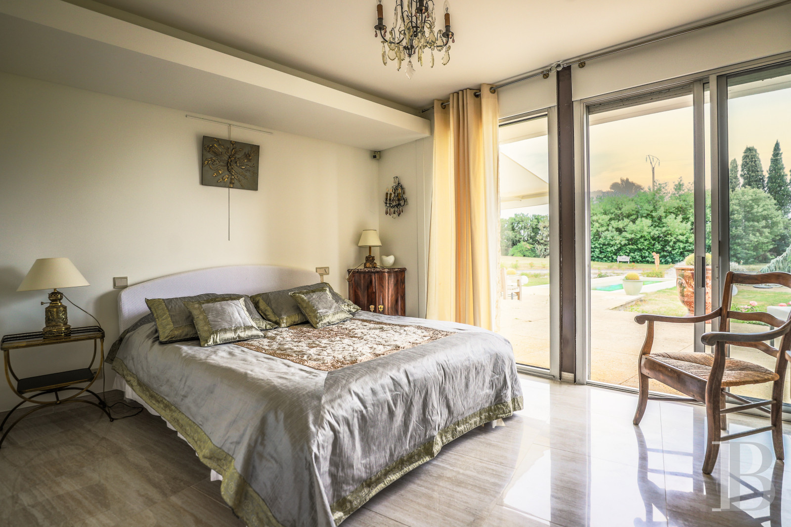 A villa designed and built by a Modernist architect in the heart of an arboreal estate close to Nîmes - photo  n°24